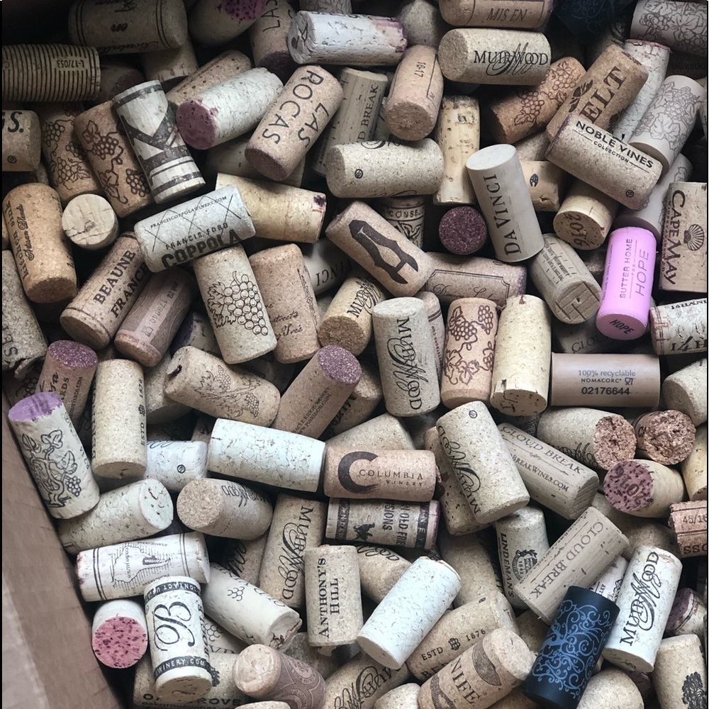 Huge Box of over 1,200 wine bottle 🍷 corks!